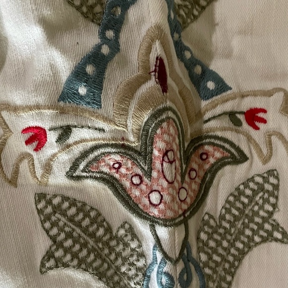 Nine West White Chrystie Embroidered Floral Capri Jeans, Great for Summer, 4 - Picture 5 of 10